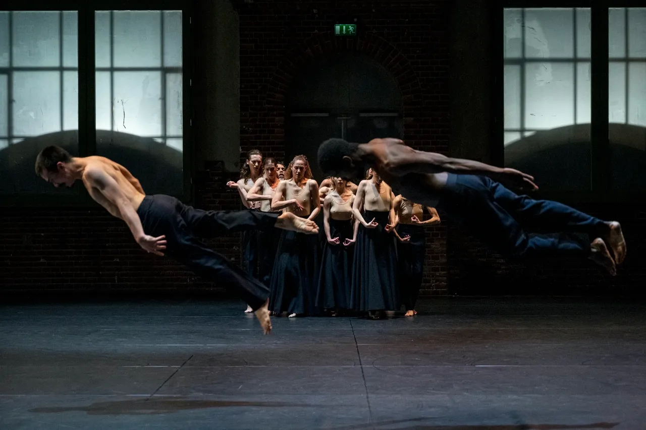 metal-sasha-waltz-09