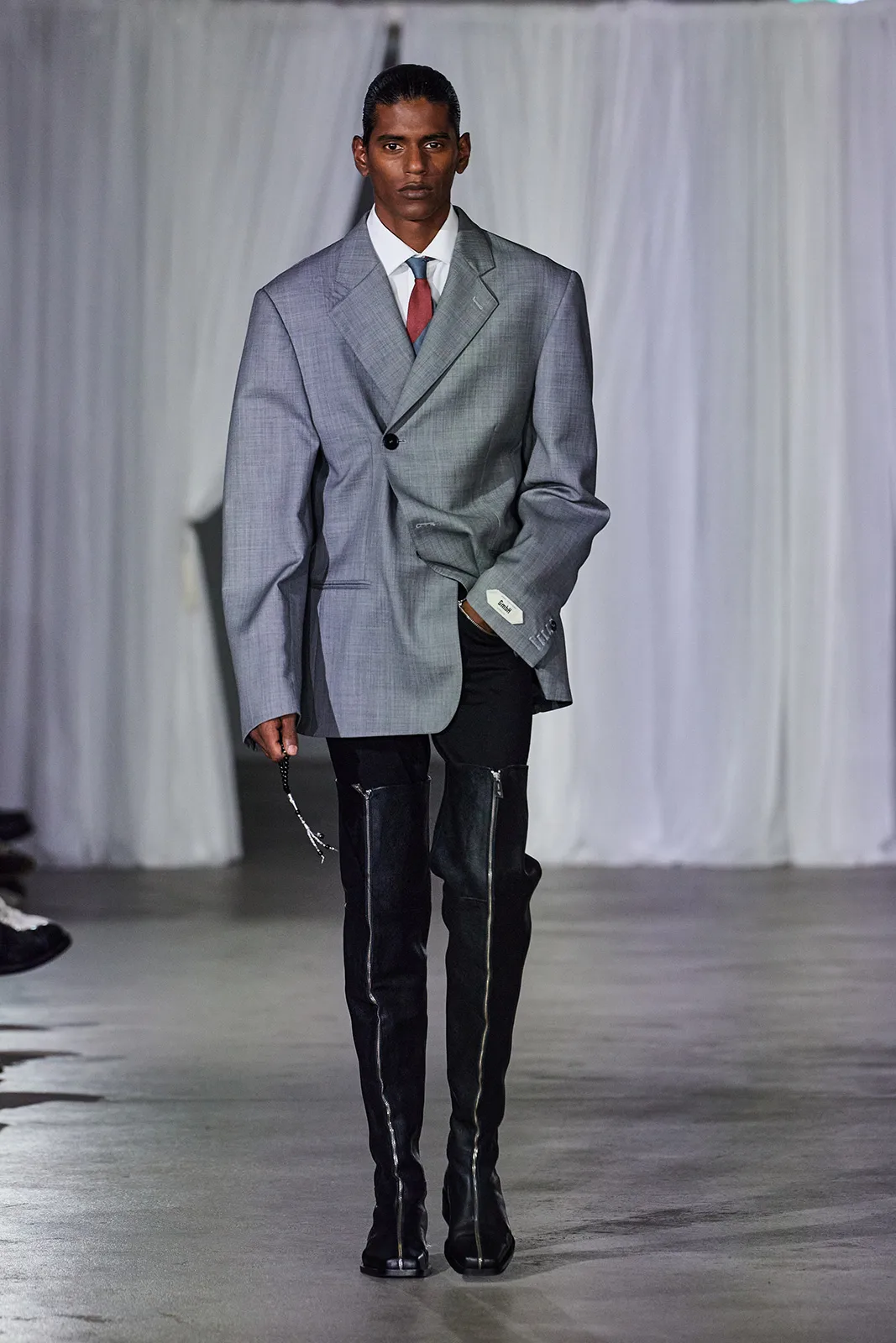 27_GmbH_AW25_Runway_by_Finnegan-Koichi-Godenschweger