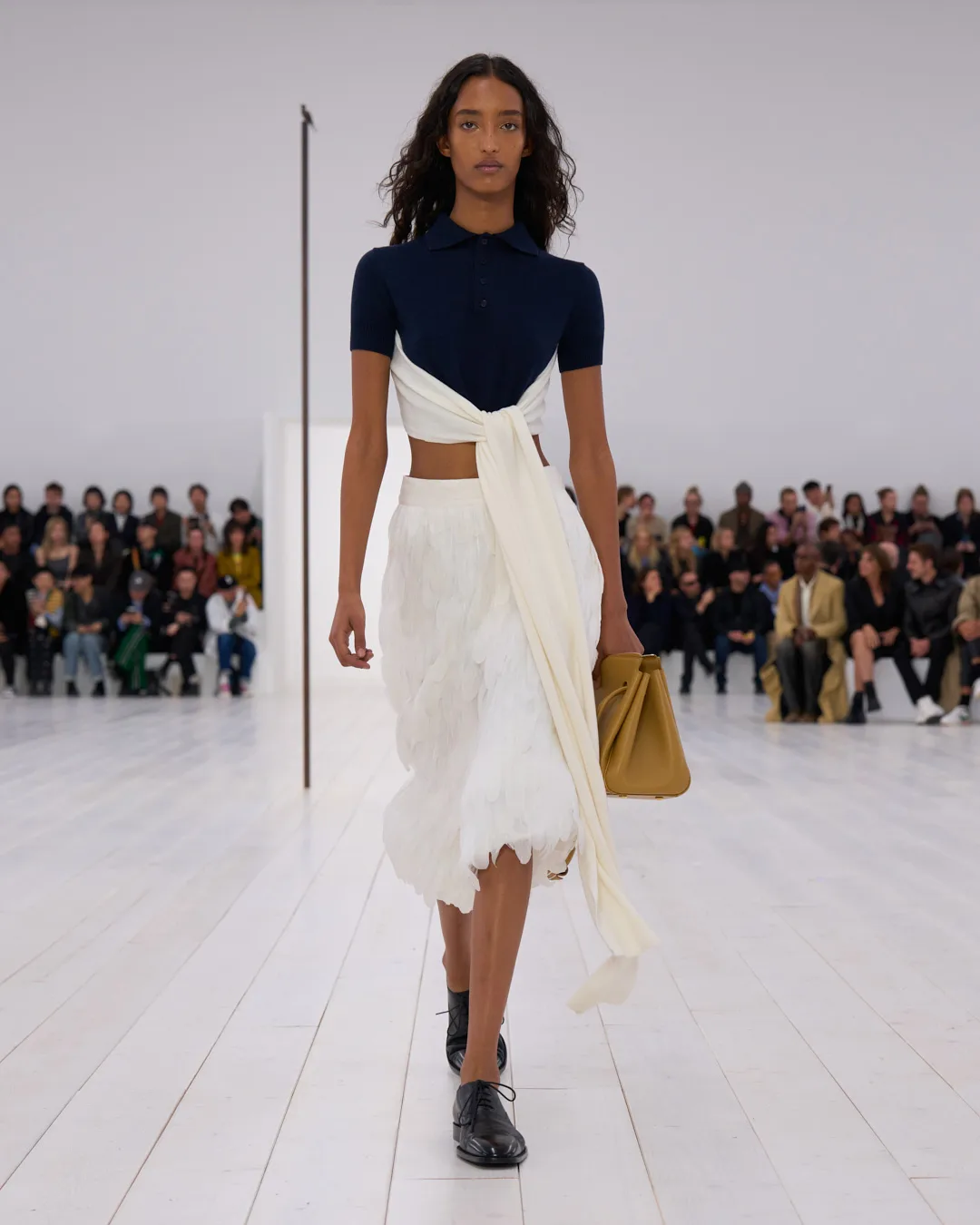 LOEWE_SS25_WW_SHOW_RUNWAY_LOOK_44_FRONT_RGB_CROPPED_4x5_44