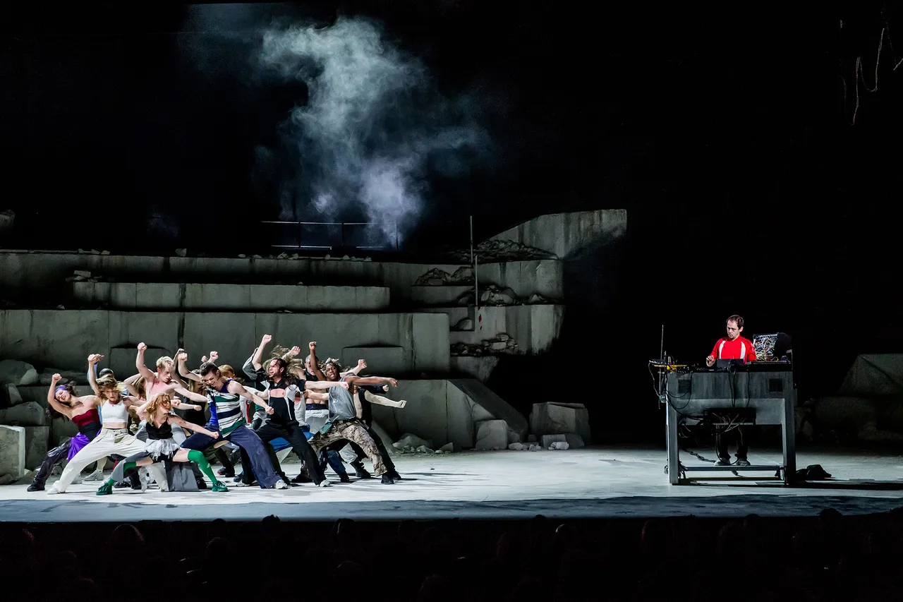 Rone-x-LAHORDE-with-Ballet-National-de-Marseille-present-Room-With-A-View-CYRIL-MOREAU---Fanny-Hammann