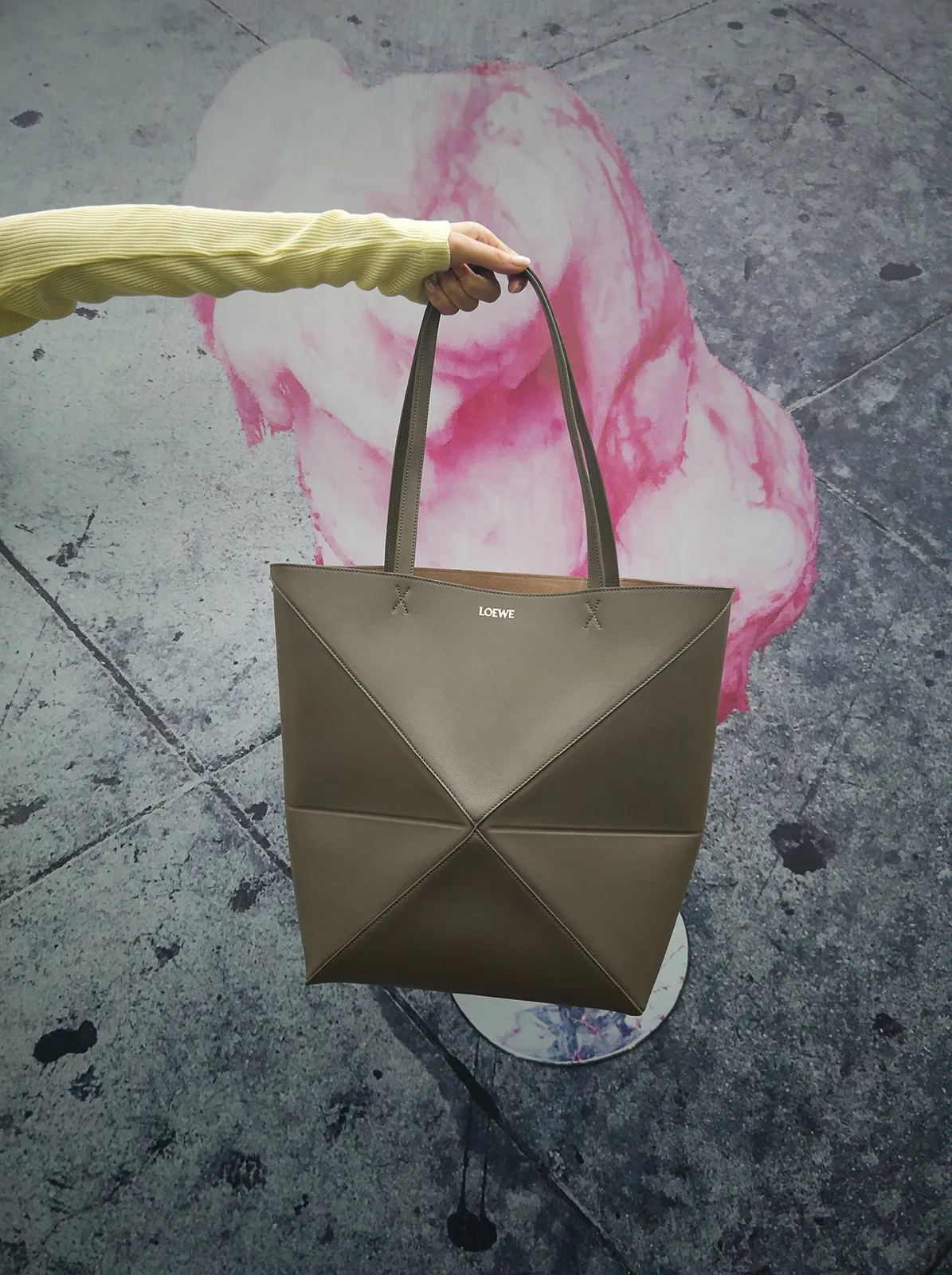 Loewe F W23 Preco Jt Campaign Still Life Rgb Cropped 4x5 Lo E110223 0625