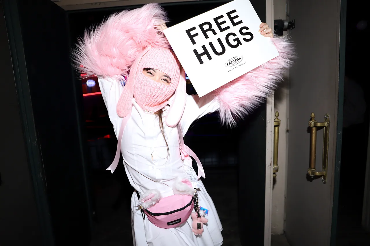 FREE-HUGS