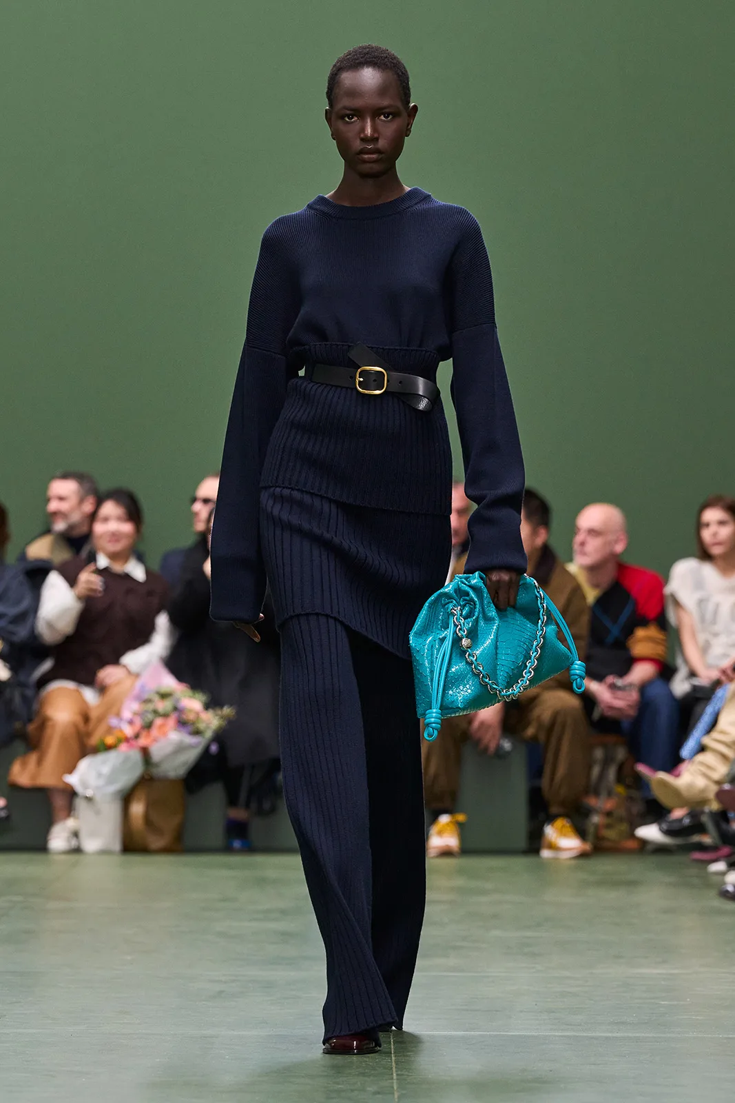 LOEWE_FW24_WW_SHOW_RUNWAY_44