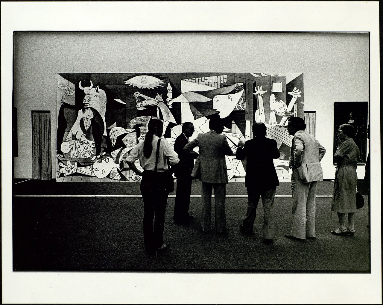 Fotografia Del Proceso De Desmontaje Del Guernica En El Moma    Fondos Del Archivo Histórico Nacional