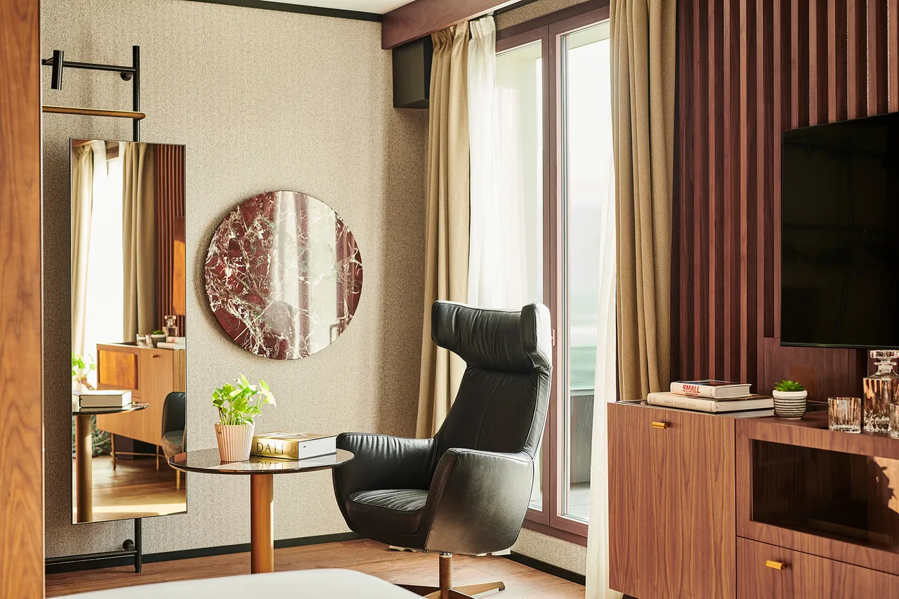 Thomson Madrid Ago 22 21831 A1 Room 626 Low