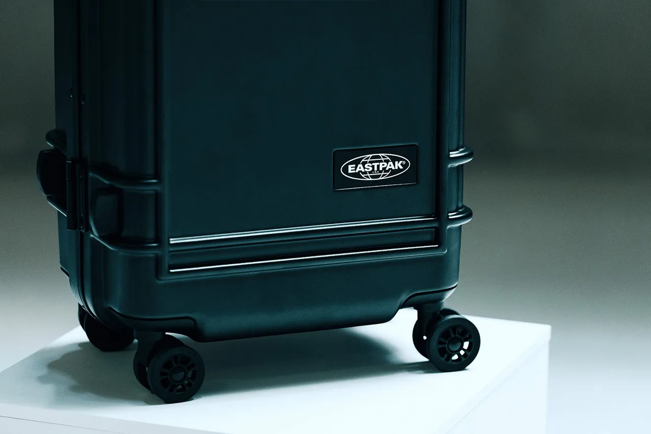 Eastpak_F24_Resistr+Case_Stills_04_UC263481_mMid