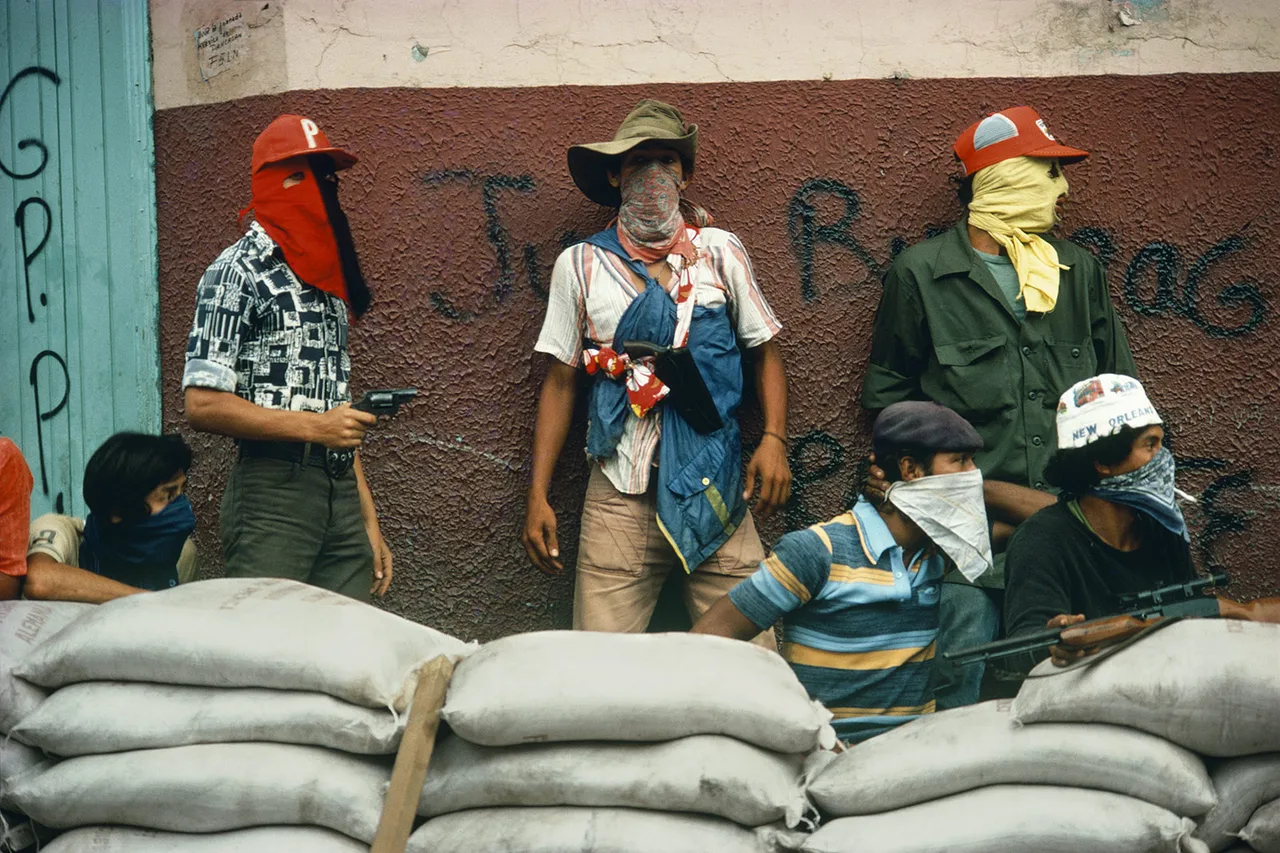 09 Susan Meiselas Muchachos Await Counterattack by the Guard Matagalpa Nicaragua 1978.jpg