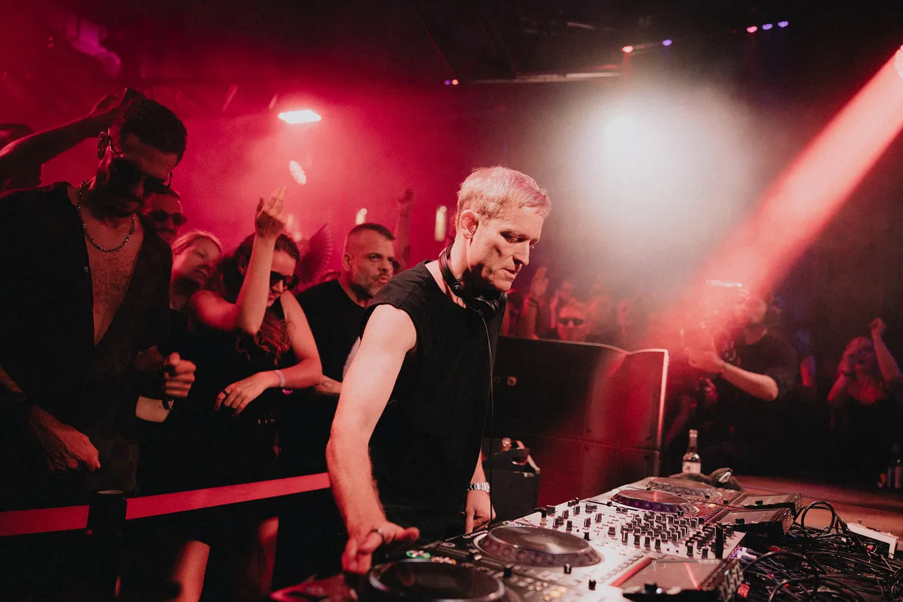 BEN KLOCK1