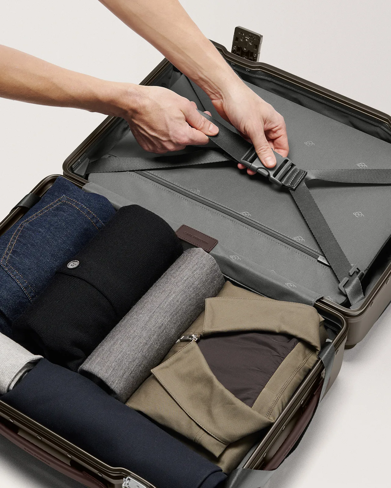 Carl-Friedrik-Carry-On-X-olive-chocolate-10.jpg