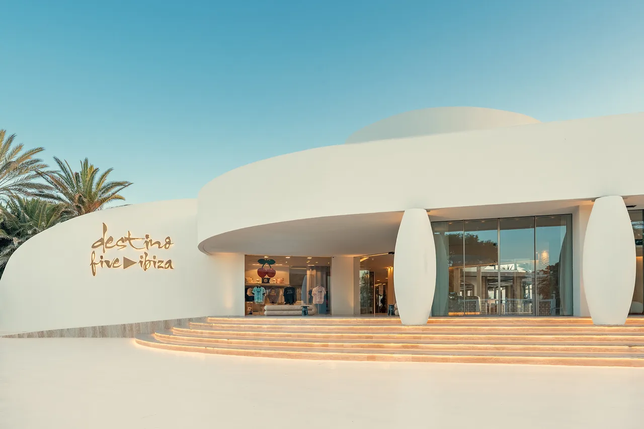 Destino-Five-Ibiza_Entrance