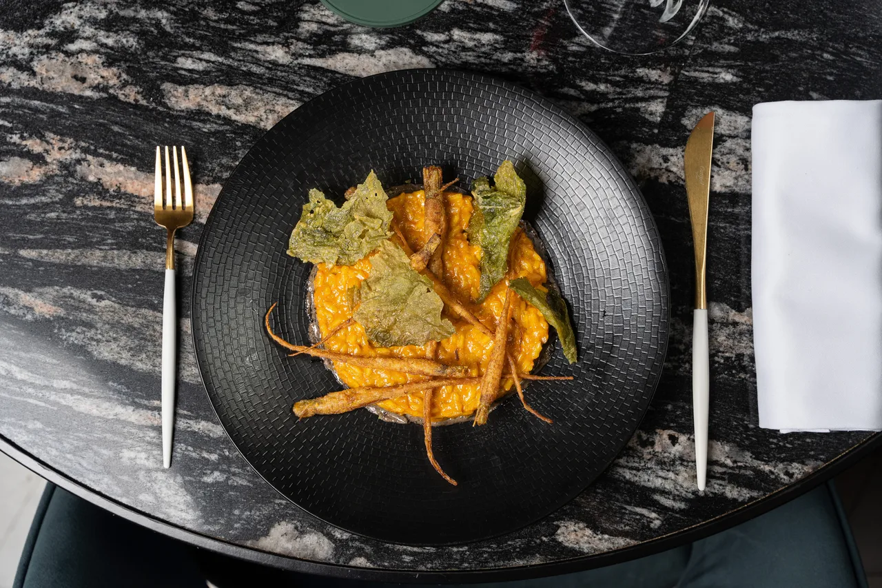 Risotto-de-zanahorias-con-algas-crujientes-y-alioli-de-olivas-negras