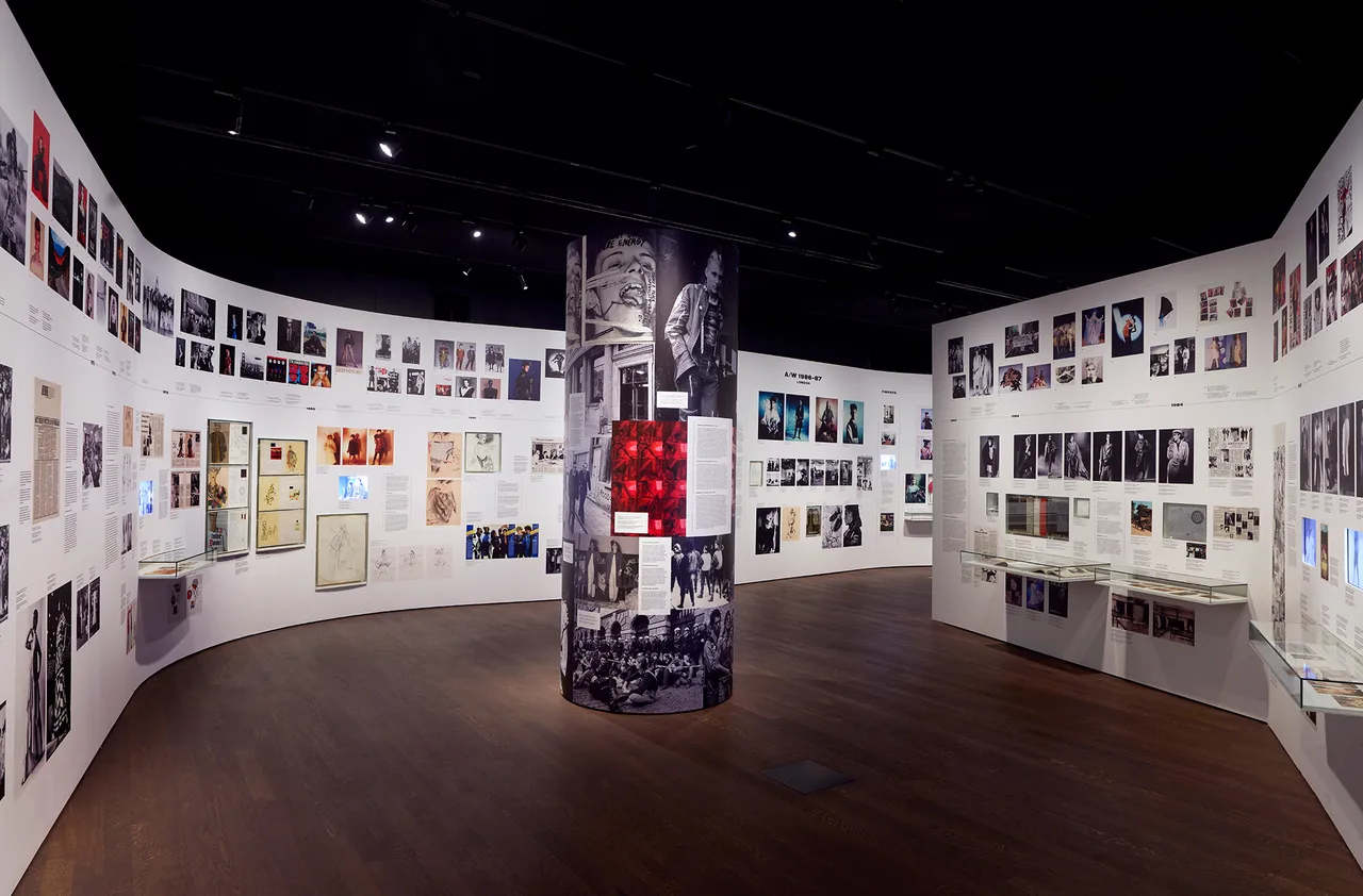 02_TheAntwerpSix_ExhibitionImage