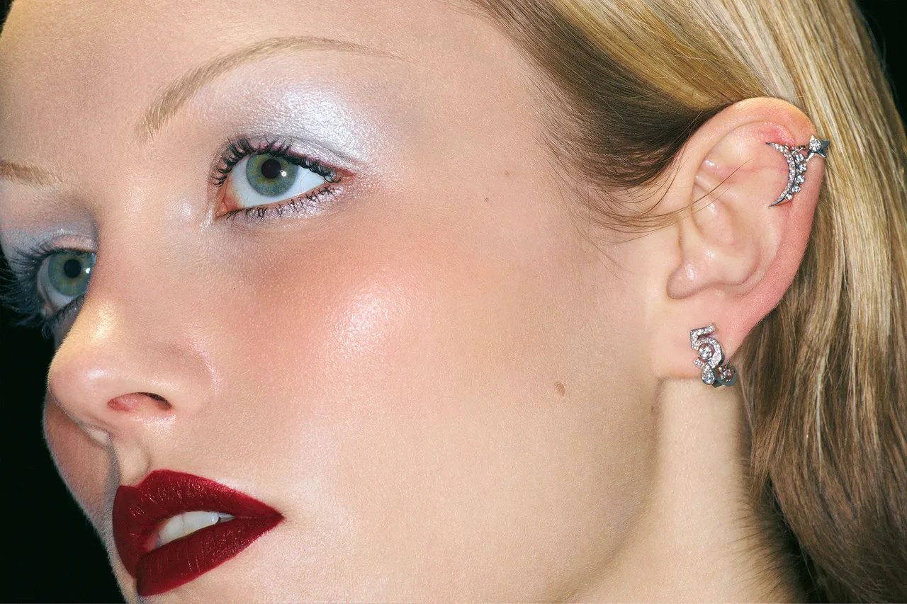 METAL-51-Chanel-Beauty-Editorial-7