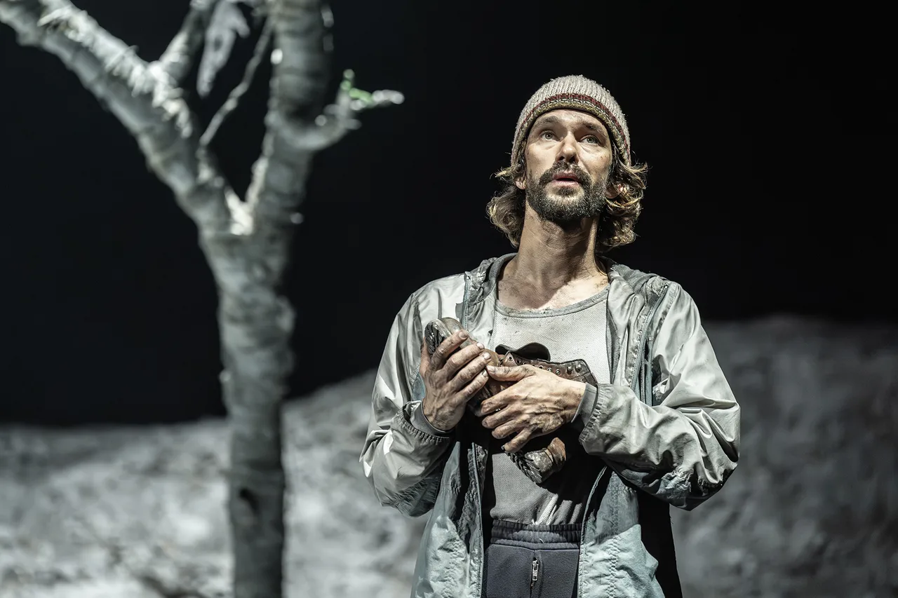 Waiting-for-Godot_-Ben-Whishaw_Photo-Marc-Brenner_2