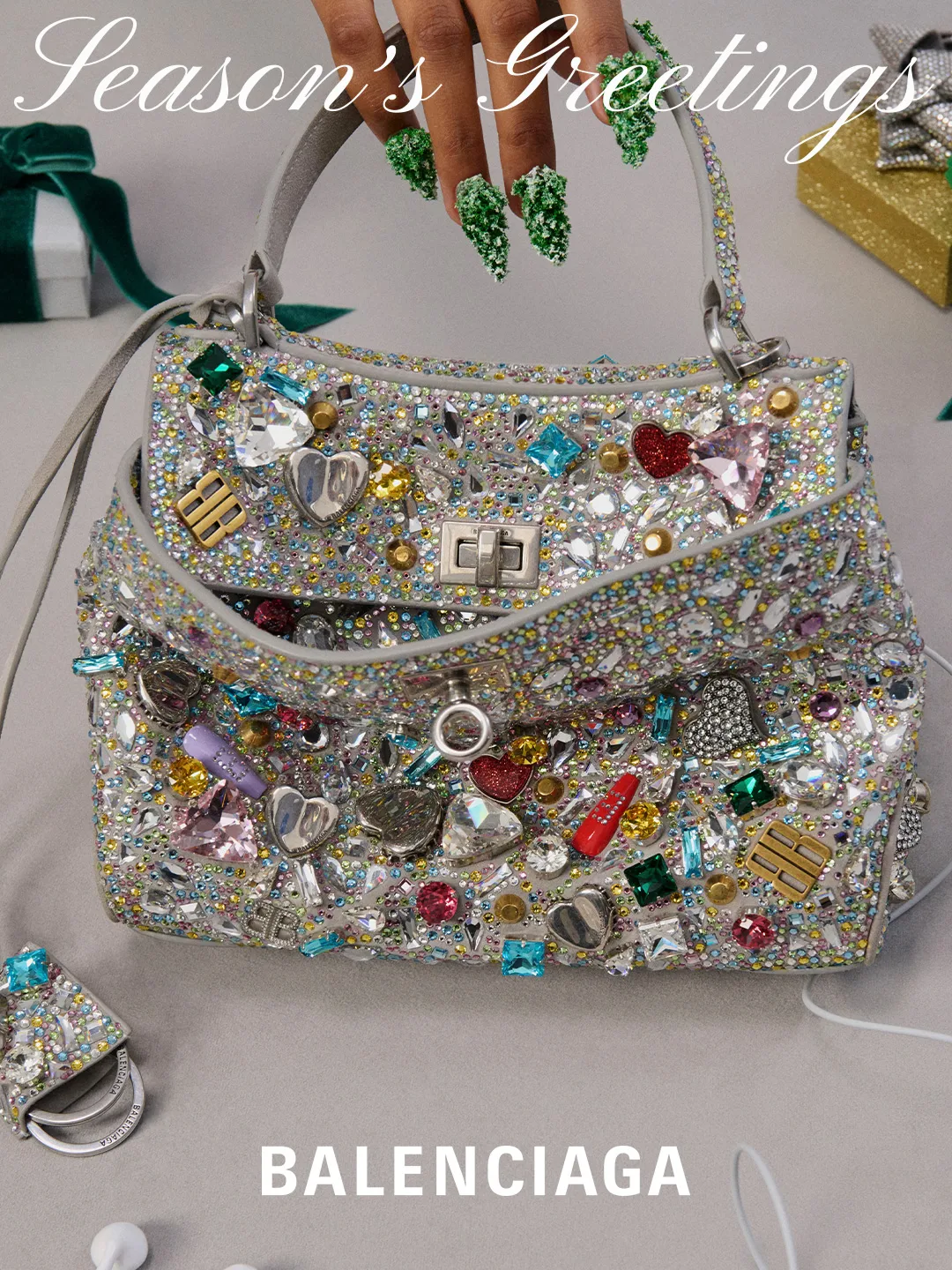 BALENCIAGA-EOY-GIFTING-NAILS-EN-IMAGE-8
