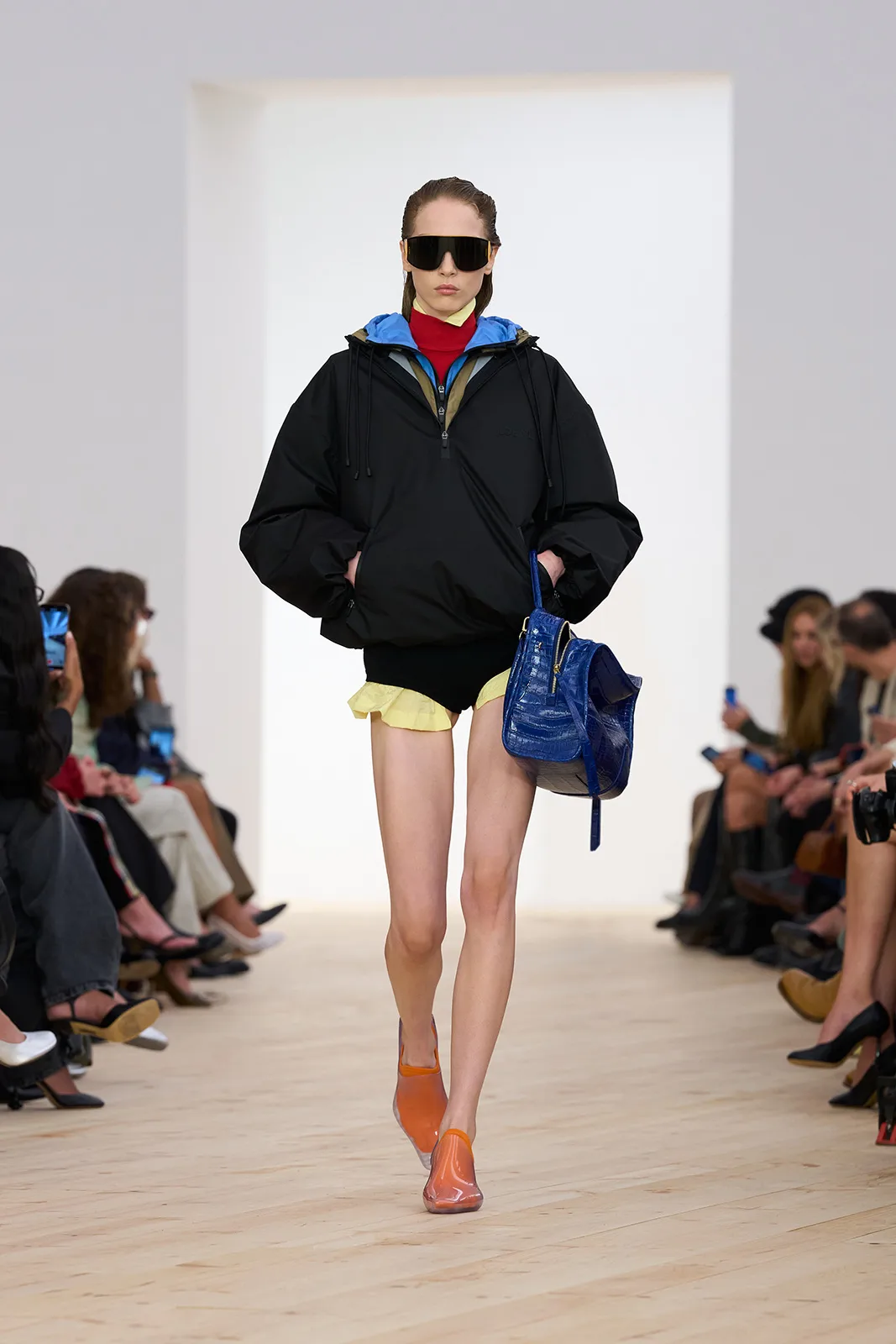 LOEWE_-SS26_WW_SHOW_RUNWAY_14