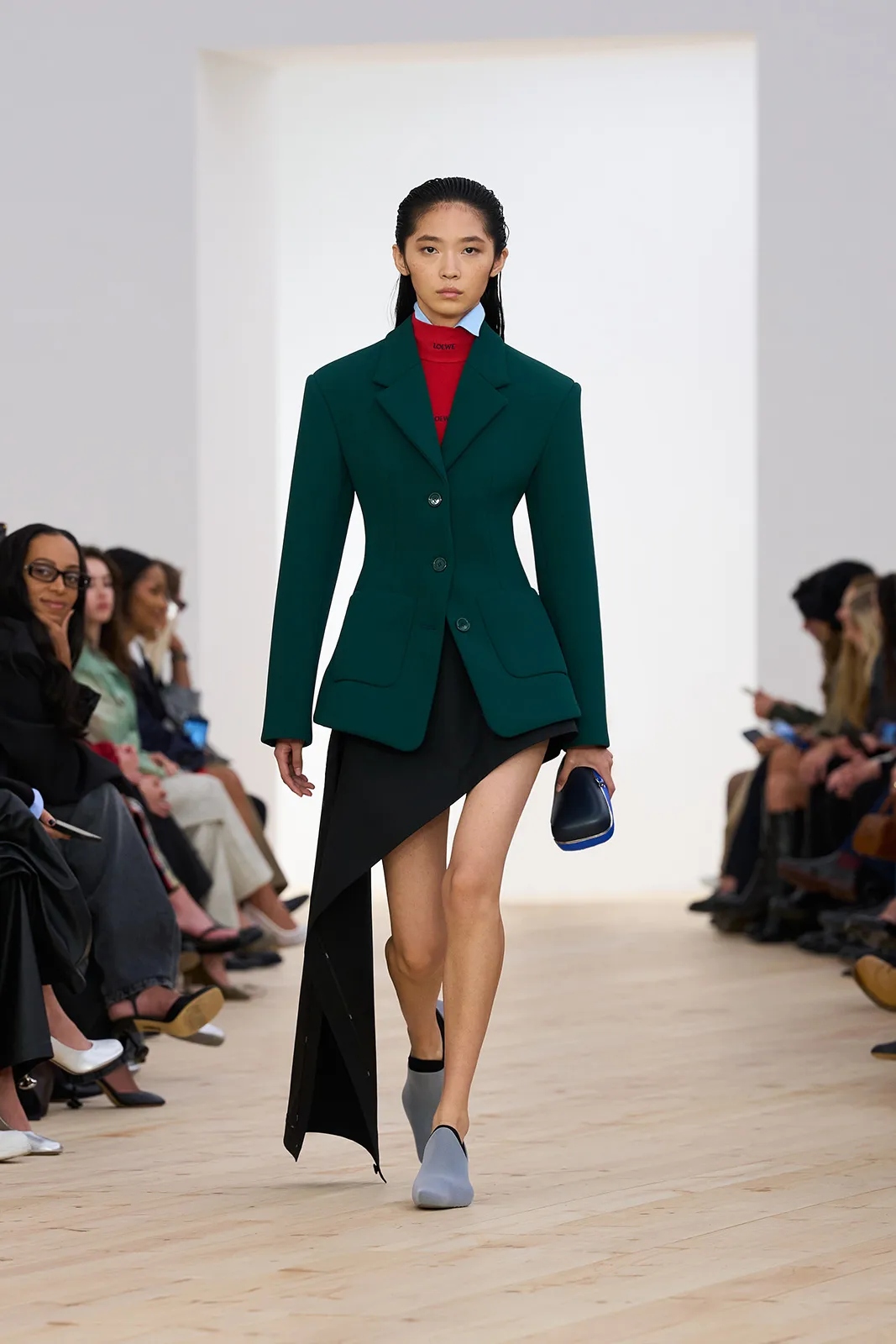 LOEWE_-SS26_WW_SHOW_RUNWAY_12