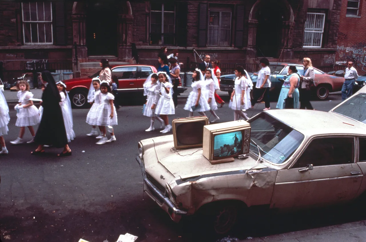 6 Arlene Gottfried Communion  Lower East Side  Ny 1985 Copyright Arlene Gottfried Courtesy Galerie Bene Taschen
