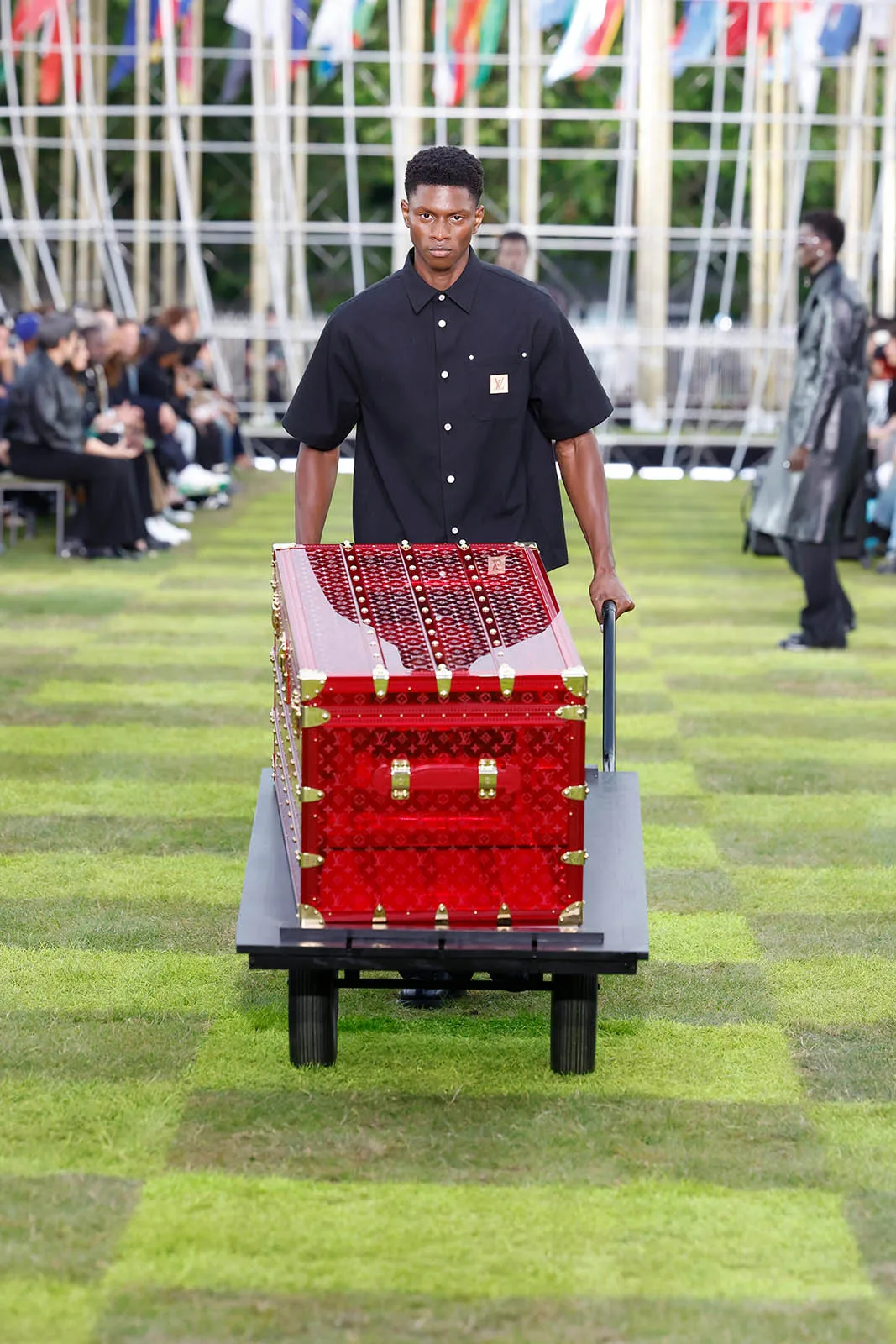 LOUIS-VUITTON-SPRING-SUMMER-2025_16