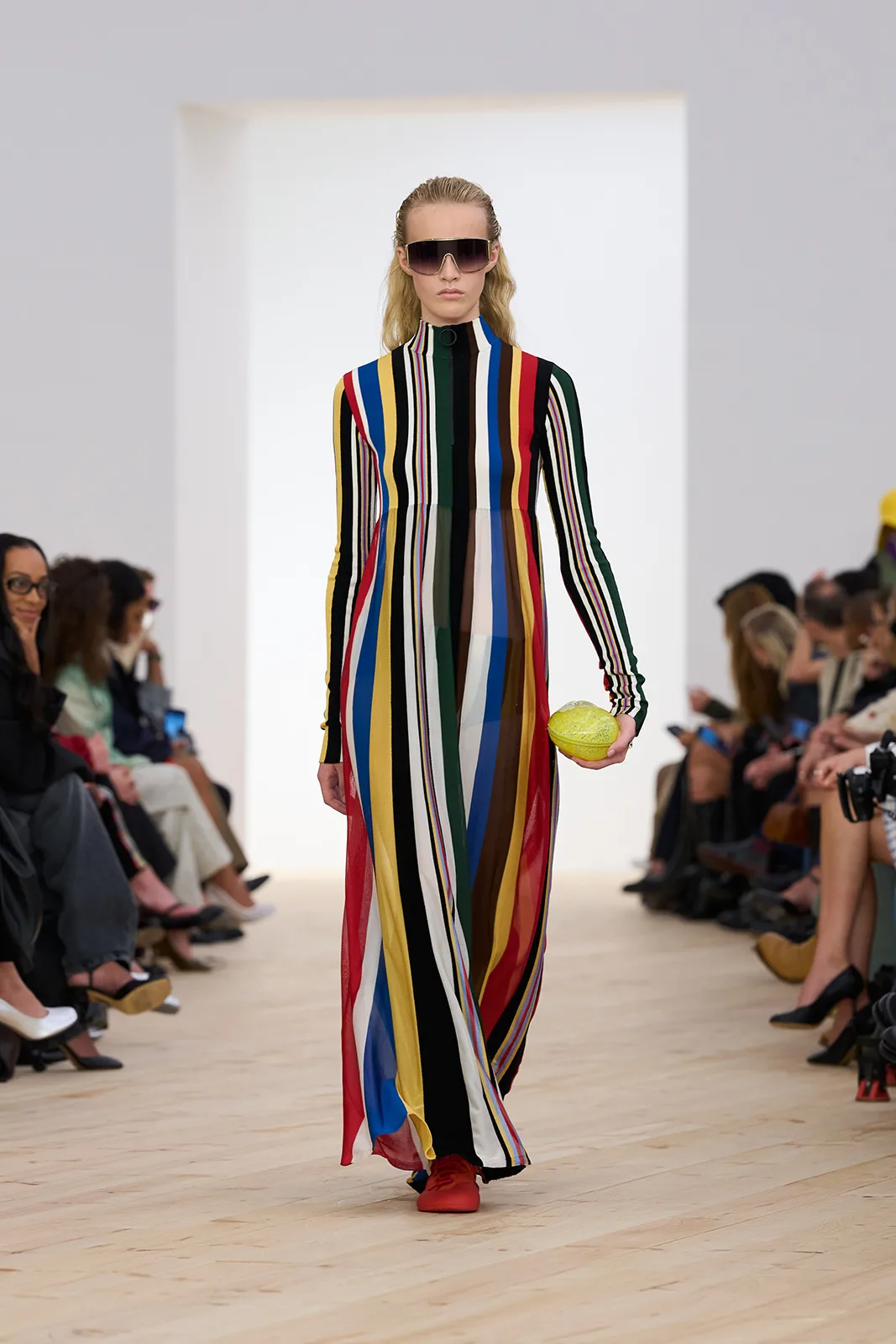 LOEWE_-SS26_WW_SHOW_RUNWAY_13
