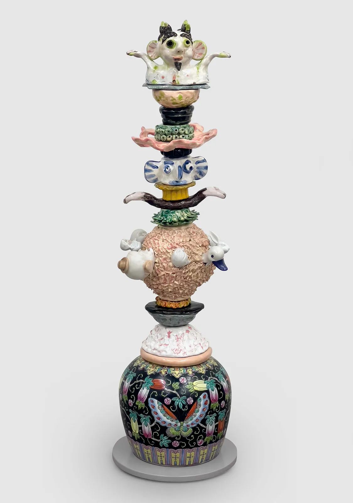 VictorLopeArteContemporáneo_BeateHöing_Joker,-92-x-26-x-26-cm,-glazed-ceramic,-found-objects-of-porcelain,-2024