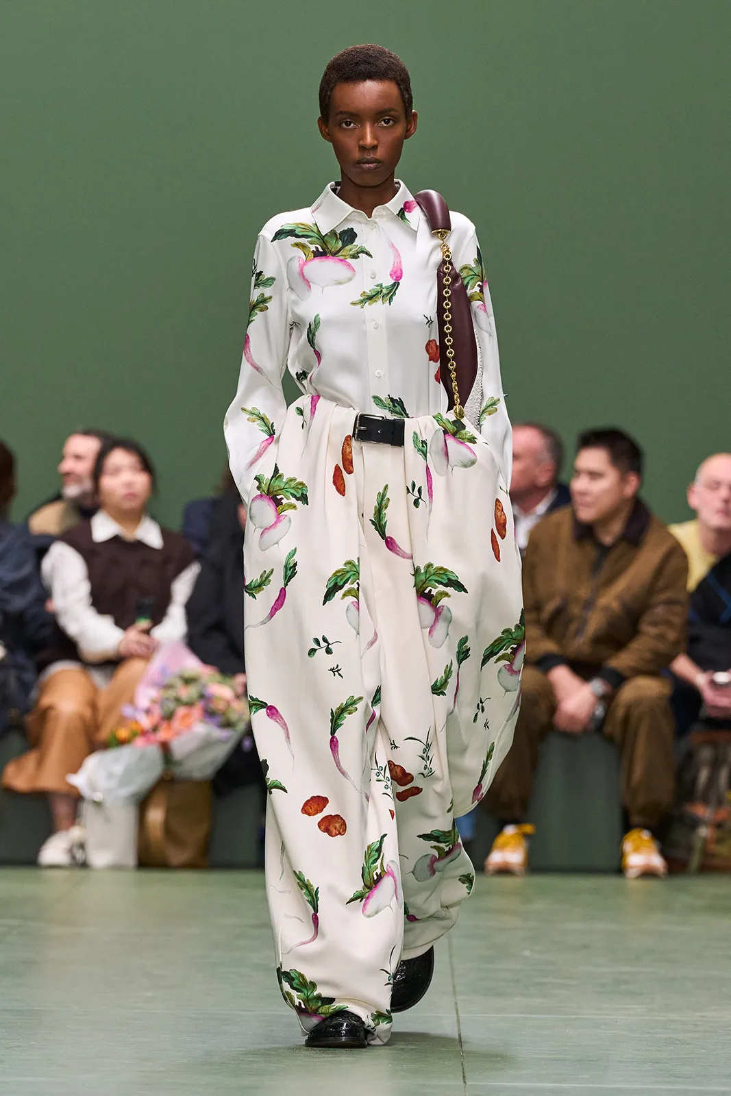 LOEWE_FW24_WW_SHOW_RUNWAY_14