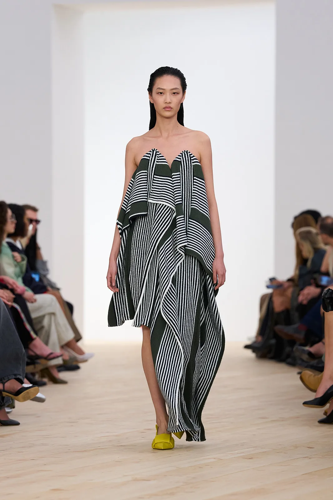 LOEWE_-SS26_WW_SHOW_RUNWAY_24