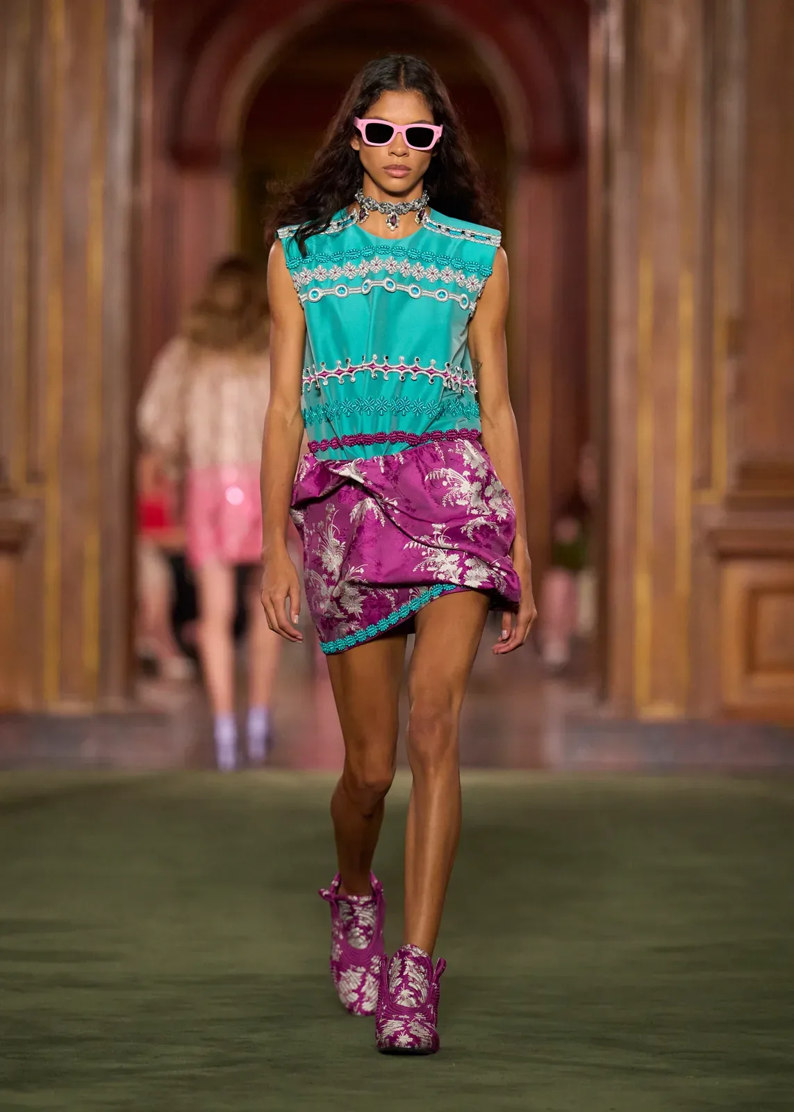metal-louis-vuitton-cruise-2027-15
