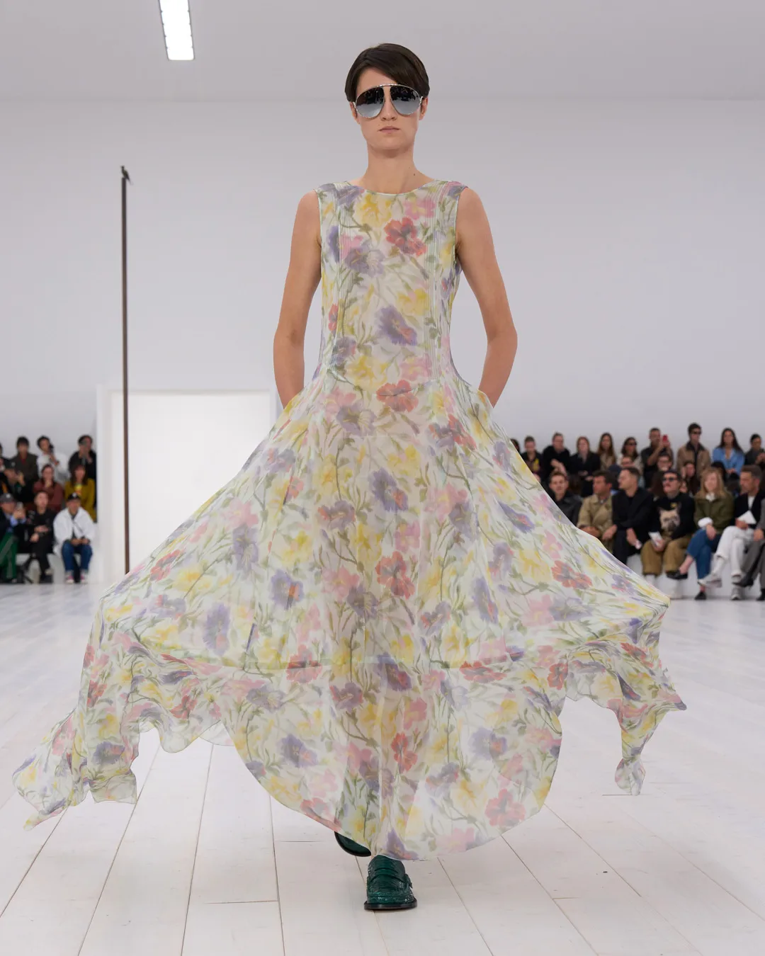 LOEWE_SS25_WW_SHOW_RUNWAY_LOOK_2_FRONT_RGB_CROPPED_4x5_02