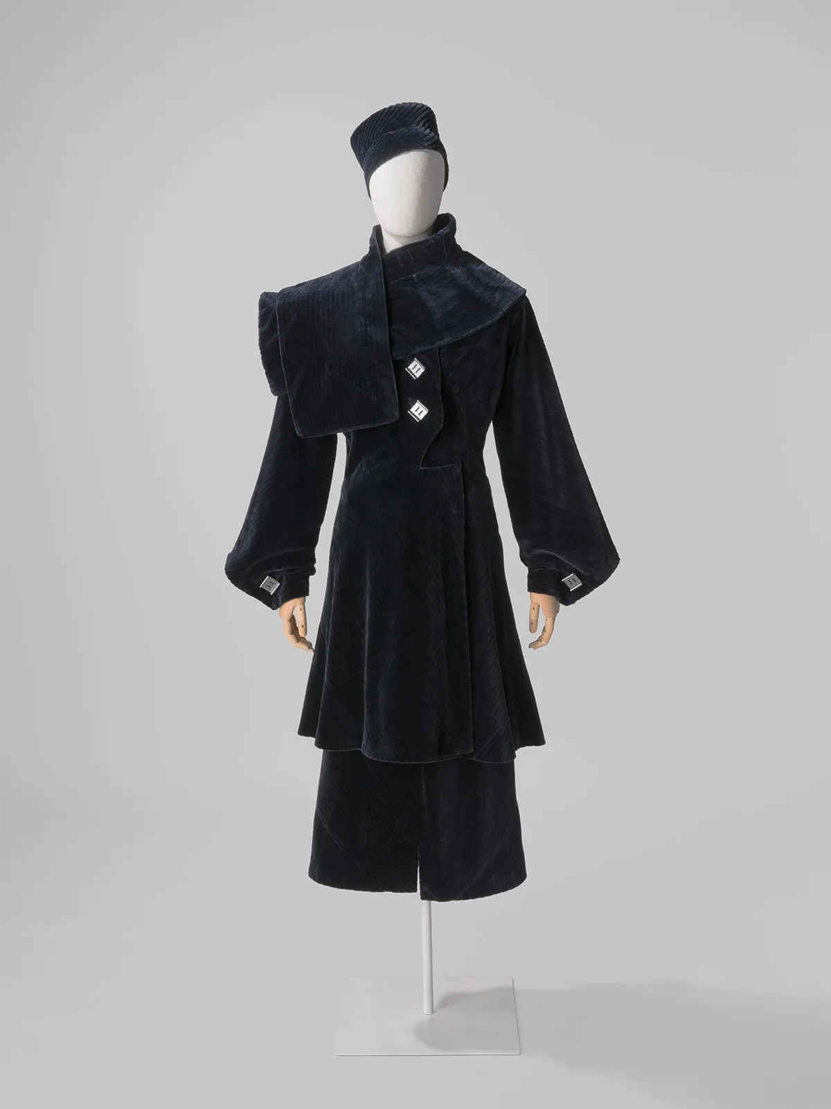 Balenciaga Laeleganciadelsombrero Metalmagazine 6