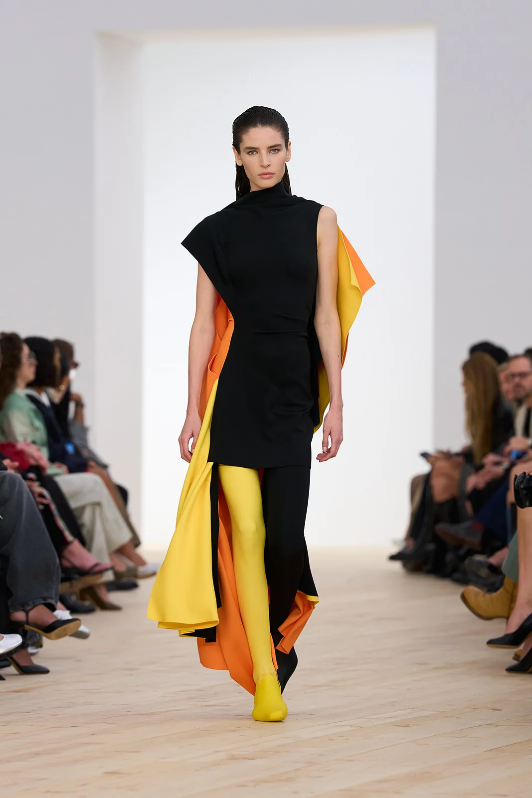LOEWE_-SS26_WW_SHOW_RUNWAY_29