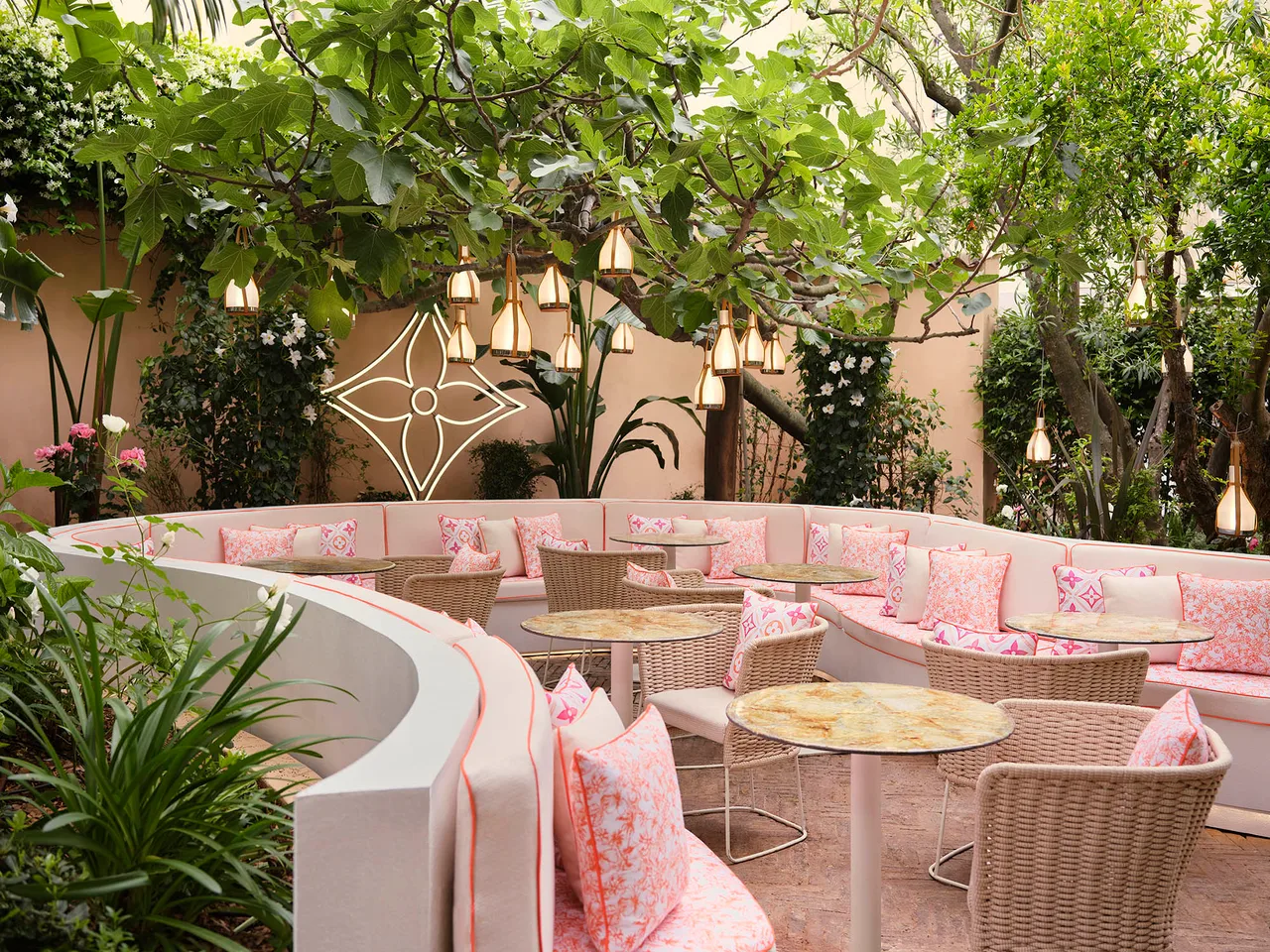 VUITTON_ST_TROPEZ_JARDIN SHOP_764_Adb98