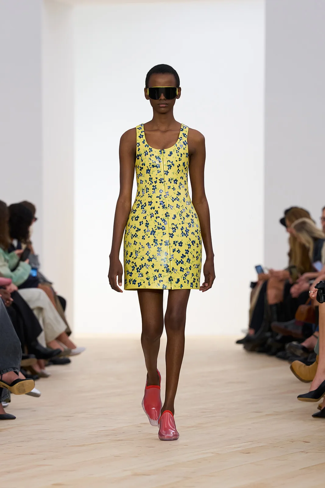 LOEWE_-SS26_WW_SHOW_RUNWAY_4