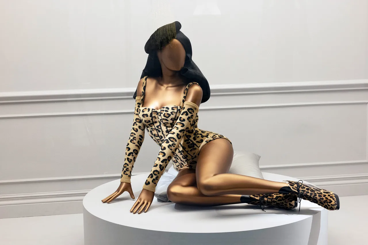 Naomi_in_Fashion_2