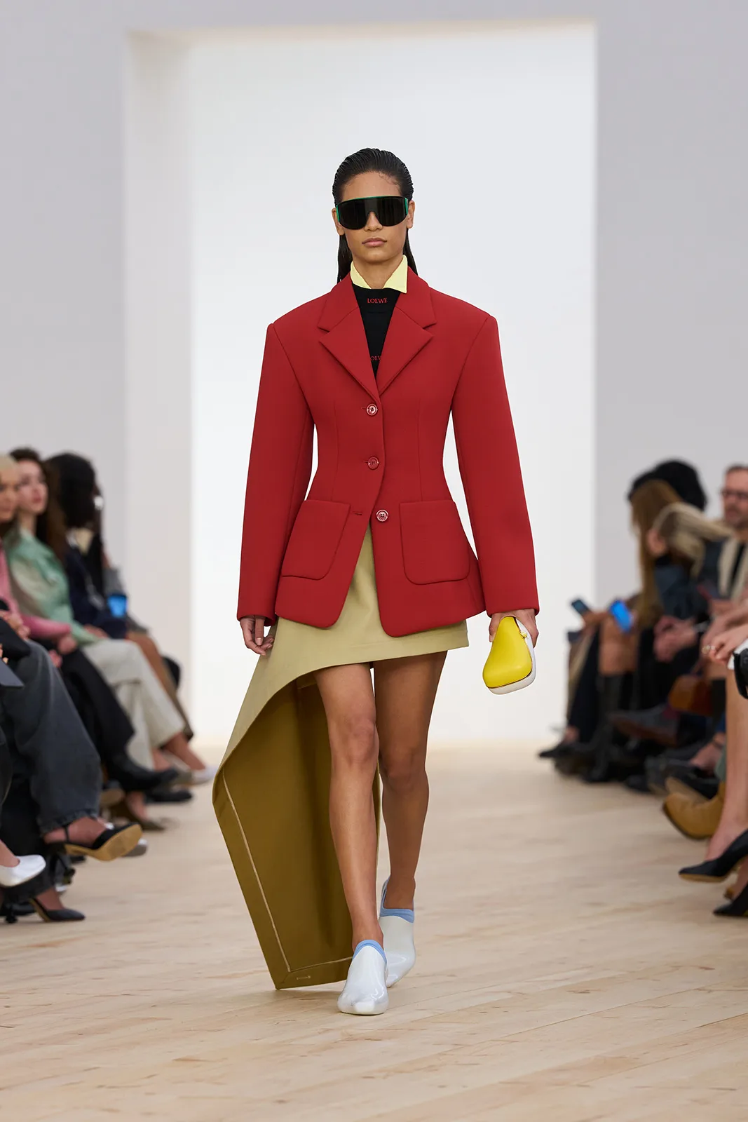 LOEWE_-SS26_WW_SHOW_RUNWAY_8