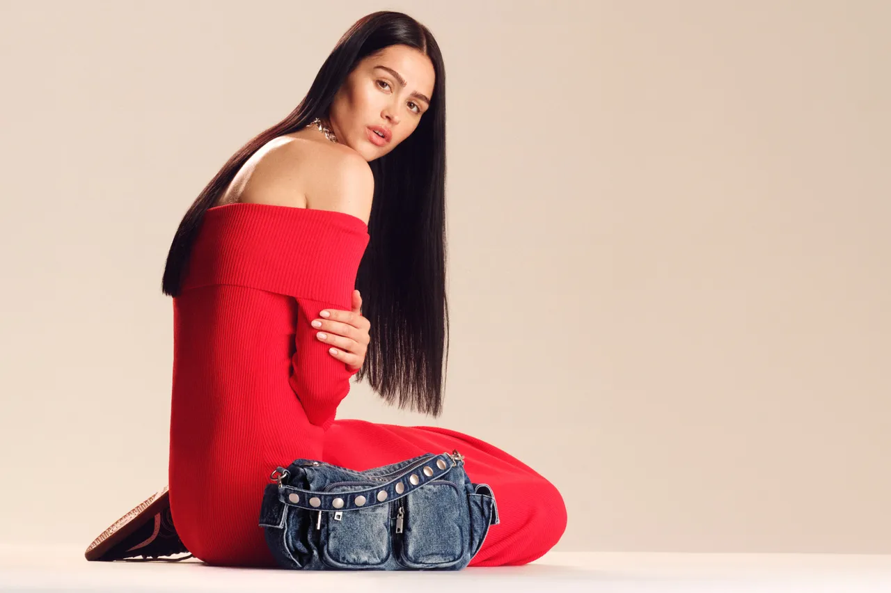 ___Desigual-NewCO-FW24_Amelia-Gray_Campaign-Images-(1)