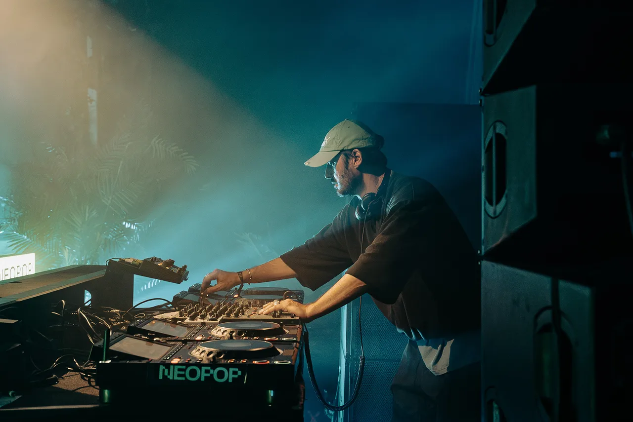 KOLO55_ANTISTAGE_NEOPOP_2025_MIGUEL.DE.SOUSAA_001-(1)